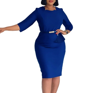 Détail d'une robe ajustée bleu marine avec ceinture et ourlet asymétrique à volants