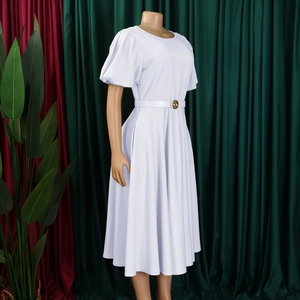 Détail de la robe lavande à manches bouffantes et ceinture à boucle dorée élégante