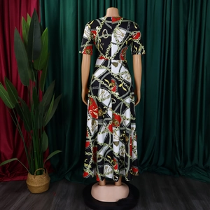 Vue détaillée du dos d'une robe longue à manches courtes avec imprimés chaînes colorés