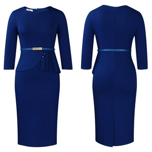 Détail d'une robe midi bleu royal avec taille à basque et boucle dorée