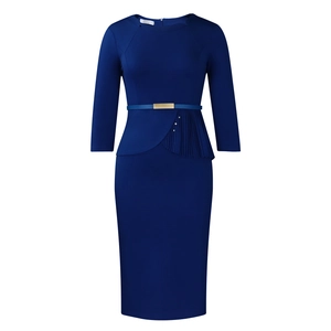 Détail d'une robe bleu roi avec d'élégants volants à la taille et ceinture à boucle dorée