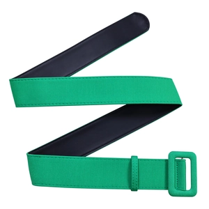 Détail d'une ceinture élastique verte avec boucle rectangulaire assortie et coutures