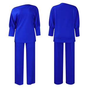 Vorder- und Rückseite des eleganten königsblauen Zweiteilers mit Langarmshirt und langer Hose