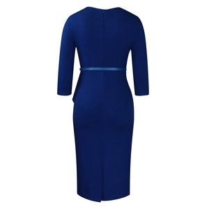 Détail du dos de la robe ajustée bleu marine avec zip invisible et fente à l'ourlet