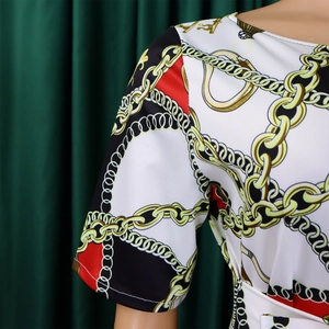 Détail de l'imprimé chaînes colorées sur la robe à manches courtes en tissu lisse