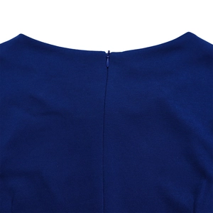 Gros plan du décolleté de la robe bleu roi avec une fermeture éclair invisible sans couture