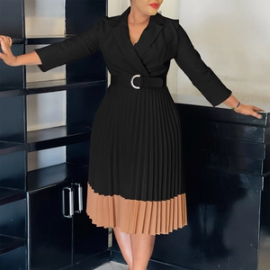 Détail de l'ourlet plissé élégant sur robe midi bicolore avec col tailleur et ceinture