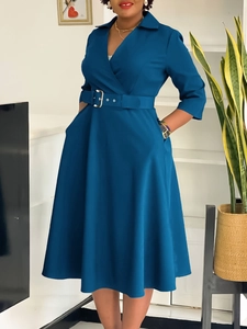 Elegantes pfauenblaues Langarm-A-Linien-Kleid mit V-Ausschnitt und passendem Gürtel