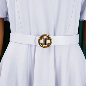 Gros plan d'une ceinture de robe blanche avec une boucle métallique logo dorée ajourée
