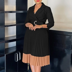 Détail de robe plissée élégante avec ourlet bicolore et ceinture à boucle métallique