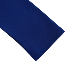 Détail du tissu en maille fine bleu marine avec une couture double aiguille de haute qualité