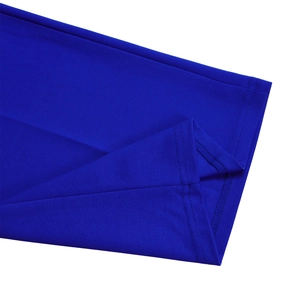 Detail von königsblauem Strickstoff mit professioneller Doppelnadelnaht und sauberem Saum
