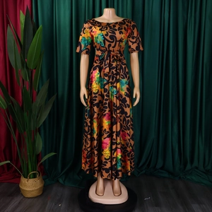 Détail de la robe longue à fleurs tropicales avec taille nouée et jupe évasée pour femme