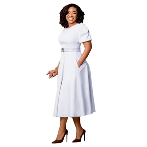 Détail d'une robe longue blanche élégante à manches bouffantes avec ceinture à boucle