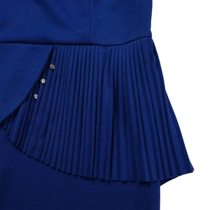 Détail de la taille plissée bleu roi avec trois boutons décoratifs en strass argentés