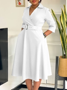 Elegantes weißes Kleid in Übergröße mit V-Ausschnitt, Reverskragen und weitem A-Linien-Rock