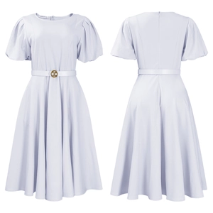 Détail de la robe lavande à manches bouffantes avec ceinture à boucle et jupe plissée évasée