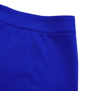 Detaillierte Nahaufnahme der blauen Strickstruktur und hochwertigen Taillennaht