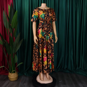 Détail du motif floral ethnique sur robe longue marron avec ceinture à la taille