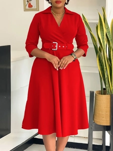 Elegantes Plus-Size-Midikleid in Rot mit V-Ausschnitt, Kragen und Gürtel im A-Linien-Stil