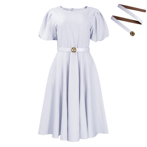 Détail d'une robe violet clair avec manches bouffantes et ceinture fine à boucle dorée