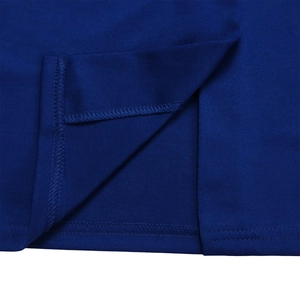 Gros plan des coutures de haute qualité et du tissu en maille bleu marine texturé