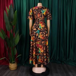 Vue arrière d'une robe longue à imprimé africain avec motifs tourbillons noirs et fleurs