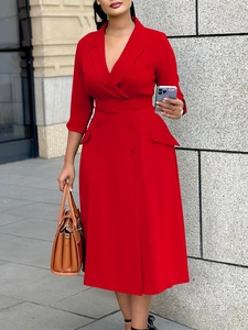 Robe blazer rouge élégante à double boutonnage avec col à revers et ceinture assortie