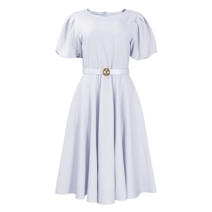 Détail d'une robe lavande à manches bouffantes avec ceinture à boucle dorée