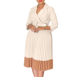 Détail de la robe plissée élégante avec col à revers et ceinture à boucle métal