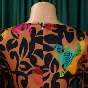 Détail de la fermeture éclair invisible sur une robe à imprimé floral africain abstrait