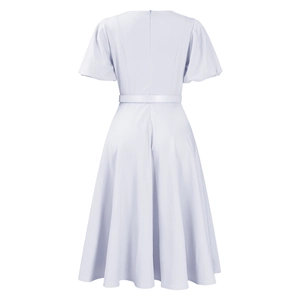 Détail de robe lavande avec fermeture éclair invisible au dos et jupe à coupe évasée