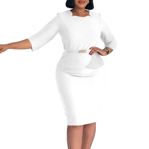 Détail d'une robe moulante blanche avec encolure carrée et basque à la taille