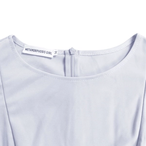 Détail de l'encolure d'une robe lilas avec fermeture éclair invisible et étiquette de marque
