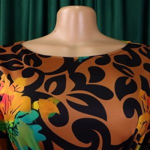 Détails de l'encolure ronde et de l'imprimé floral ethnique sur la robe vintage
