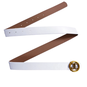 Détail d'une ceinture en cuir blanc avec boucle dorée ronde et doublure marron contrastée