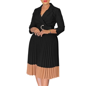 Robe plissée bicolore élégante avec col blazer et ceinture en noir et marron clair