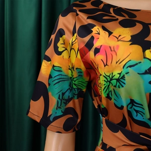 Gros plan sur l'imprimé floral tropical et léopard du tissu d'une robe marron à la mode