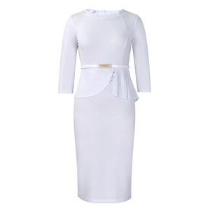 Détail d'une robe midi blanche montrant la ceinture dorée et le volant latéral chic