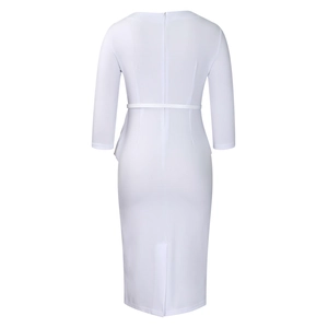 Vue arrière d'une robe mi-longue blanche avec fermeture éclair invisible et fente