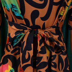 Détail de la taille nouée sur une robe grande taille aux motifs floraux et ethniques