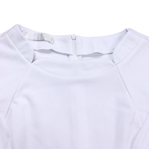 Détail d'un col de robe blanche avec fermeture éclair et tissu texturé