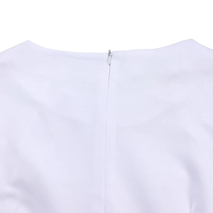 Détail de la fermeture éclair invisible et du décolleté sur une robe blanche tissée
