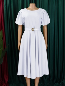 Robe ligne A bleu clair à manches bouffantes avec ceinture blanche et boucle dorée