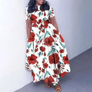 Détail de l'imprimé floral rouge sur robe maxi blanche à manches courtes et taille haute