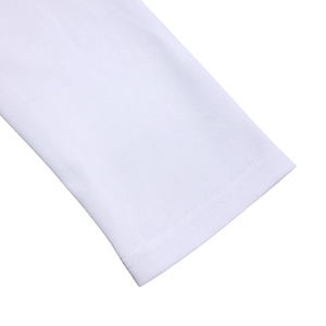 Gros plan sur la manche d'une robe blanche élégante montrant la texture et la double couture