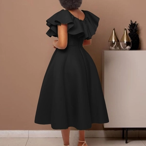Détails des volants superposés au dos d'une robe de soirée noire élégante avec jupe en A