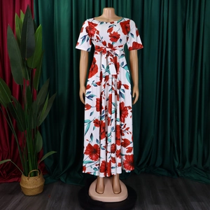 Détail de la robe longue trapèze à imprimé floral avec ceinture nouée et col rond