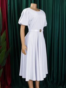 Robe blanche élégante à manches bouffantes avec ceinture et taille haute évasée chic