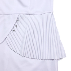 Détail de robe blanche avec ourlet plissé asymétrique et boutons en strass argent